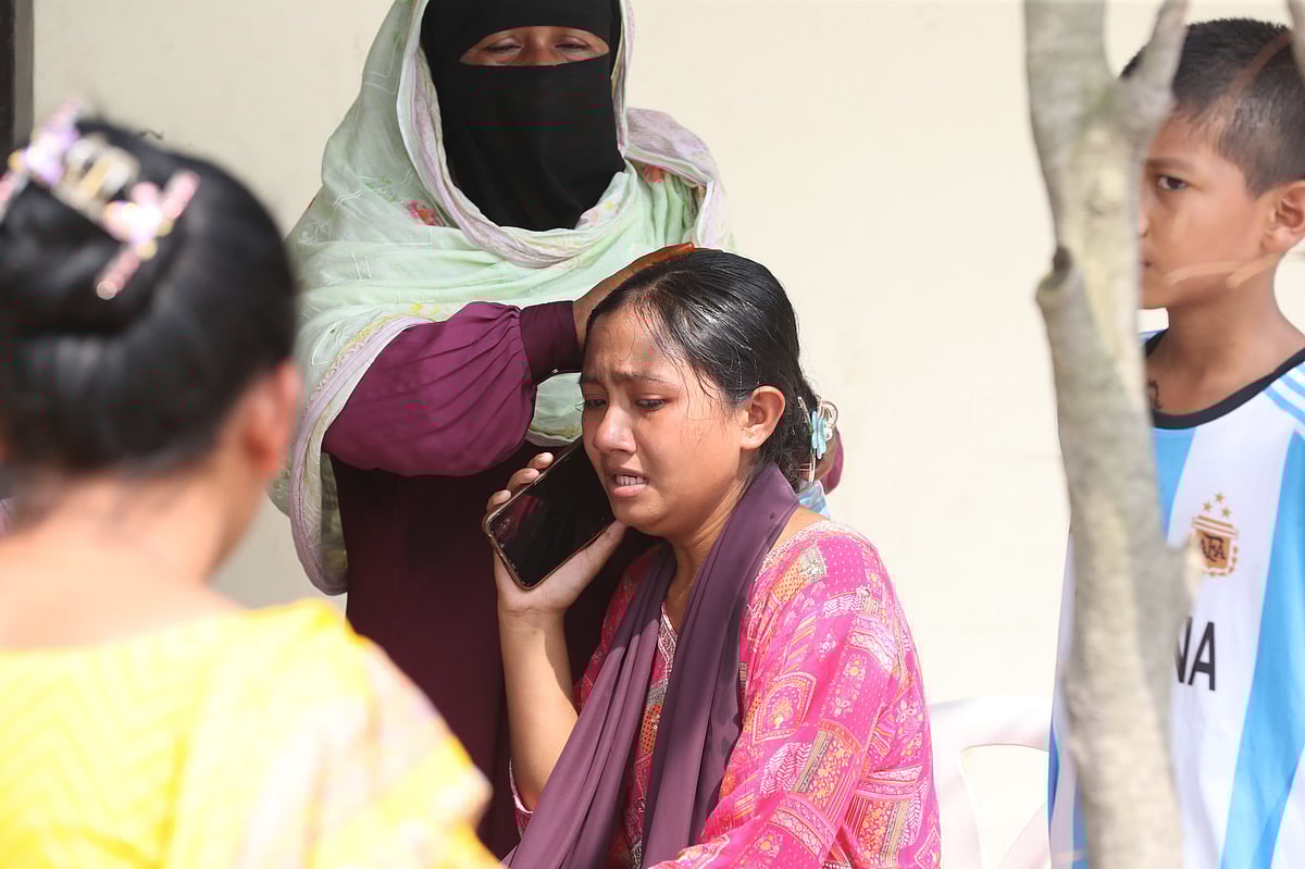 উদ্বিগ্ন এক অভিভাবক কথা বলছেন ফোনে