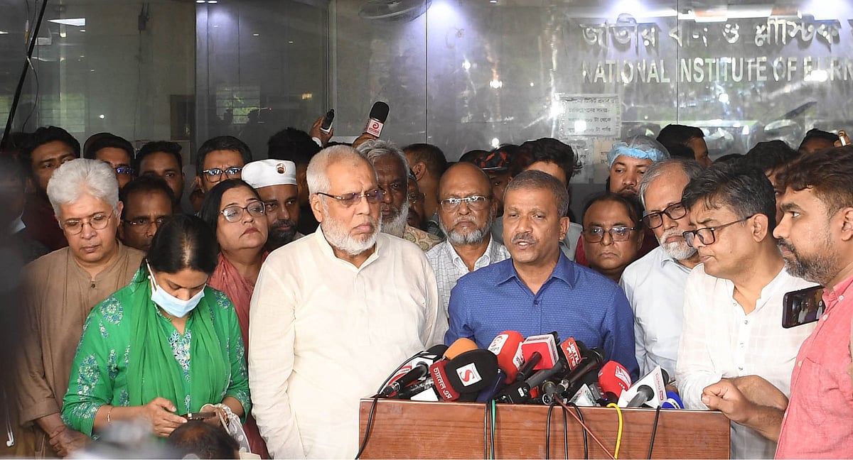 জাতীয় বার্ন অ্যান্ড প্লাস্টিক সার্জারি ইনস্টিটিউটে চিকিৎসাধীন ব্যক্তিদের খোঁজখবর নিতে গিয়ে সাংবাদিকদের ব্রিফ করেন আইন উপদেষ্টা আসিফ নজরুল। ঢাকা, ২১ জুলাই ২০২৫