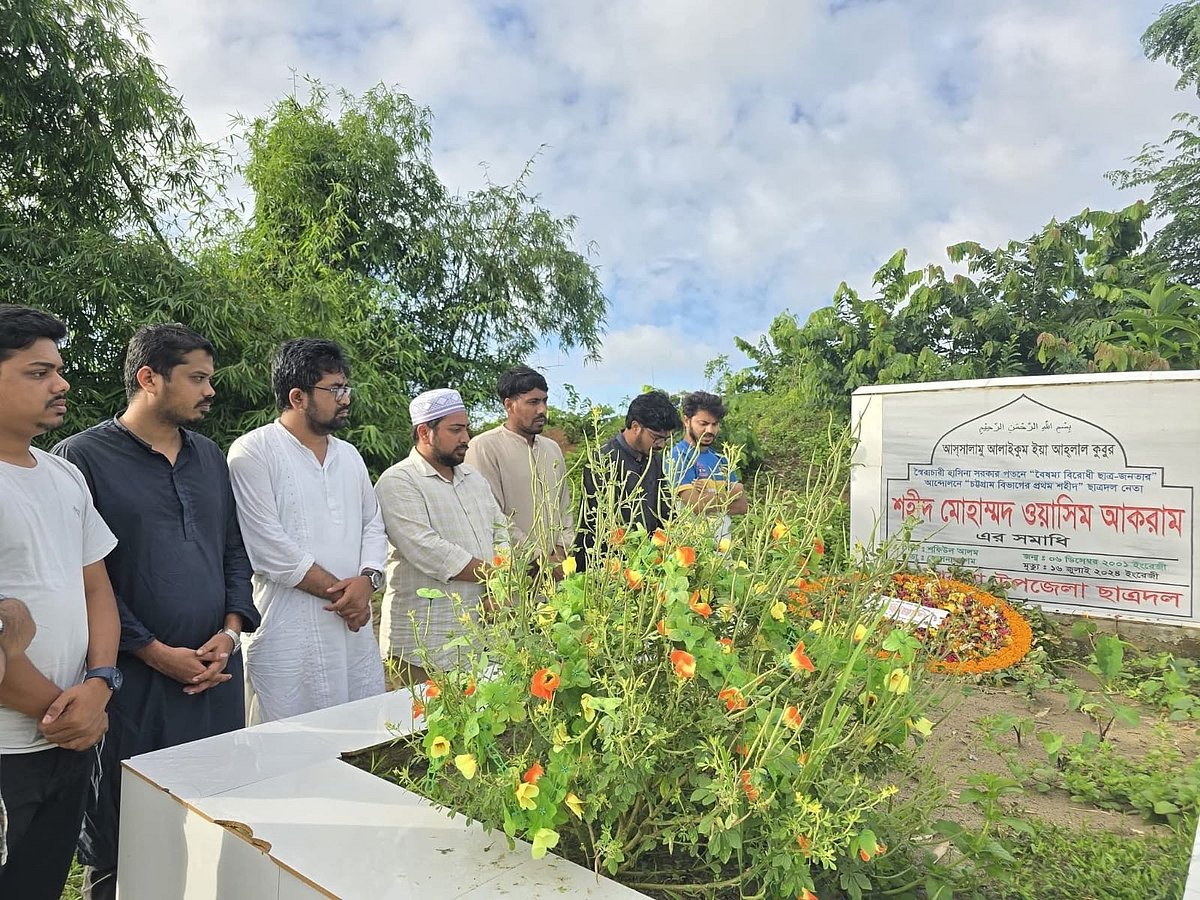 গত বছর জুলাই গণ-অভ্যুত্থানে নিহত মোহাম্মদ ওয়াসিমের কবর জিয়ারত করছেন এনসিপির আহ্বায়ক নাহিদ ইসলামসহ দলটির নেতারা। আজ সকালে তোলা