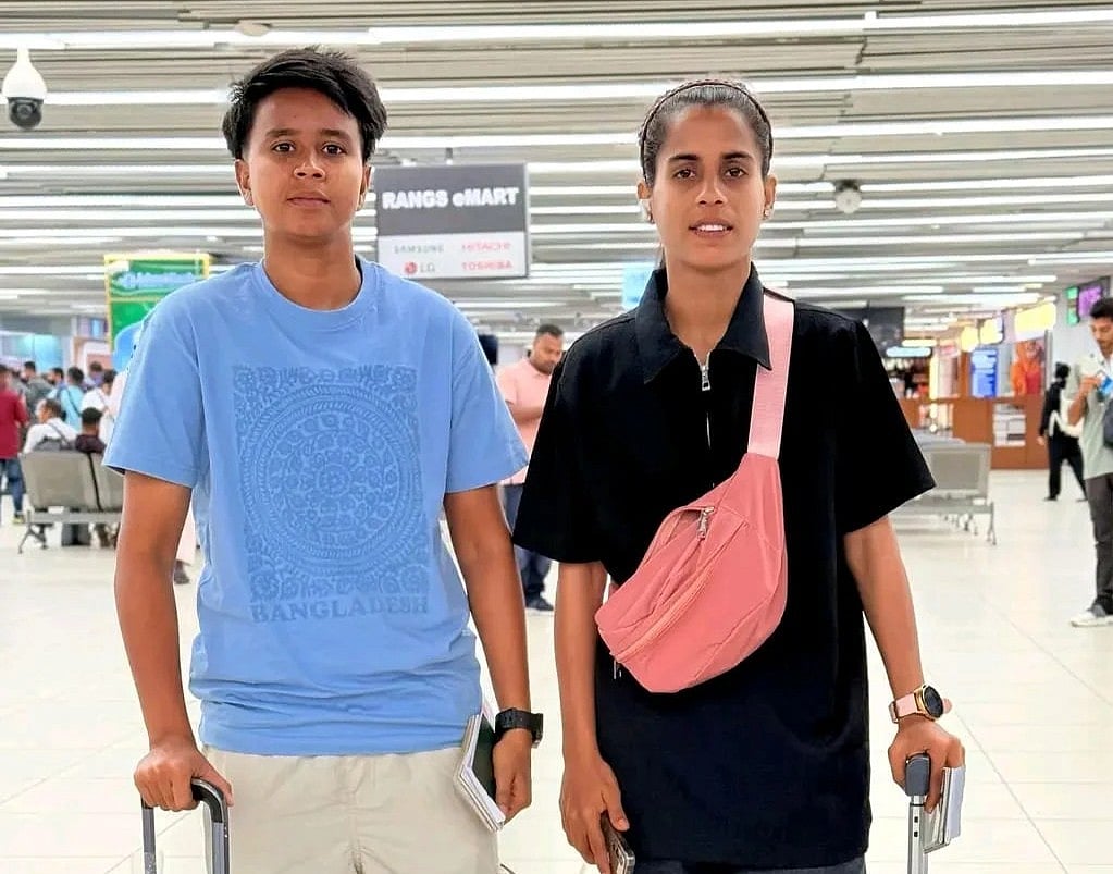 ভুটানে রওনা হওয়ার আগে ঢাকার হজরত শাহজালাল আন্তর্জাতিক বিমানবন্দরে তহুরা খাতুন (বাঁয়ে) ও শামসুন্নাহার জুনিয়র