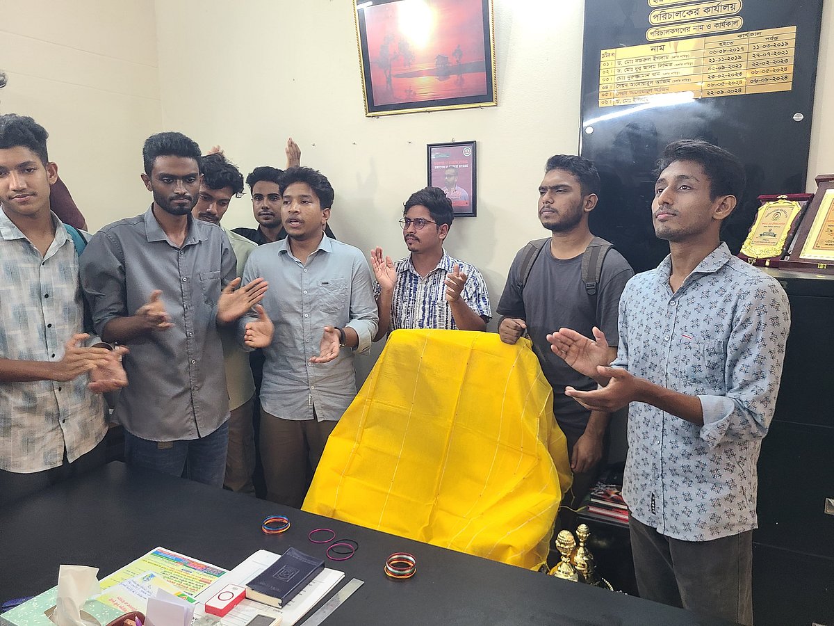 রংপুরে বেগম রোকেয়া বিশ্ববিদ্যালয়ে লেজুড়বৃত্তিক রাজনীতি বন্ধের দাবিতে কয়েকজন শিক্ষার্থী প্রক্টরের কার্যালয়ে প্রতীকী আন্দোলনের অংশ হিসেবে শাড়ি ও চুড়ি রেখে দেন। গতকাল রোববার বিকেলে