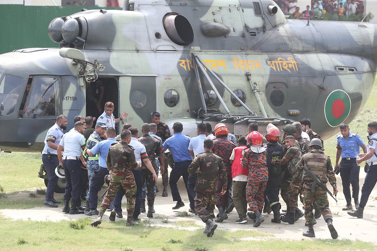 রাজধানীর মাইলস্টোন স্কুল অ্যান্ড কলেজ ভবনে বিমানবাহিনীর প্রশিক্ষণ বিমান বিধ্বস্ত হওয়ায় আহত পাইলটকে  হেলিকপ্টারে তোলা হচ্ছে
