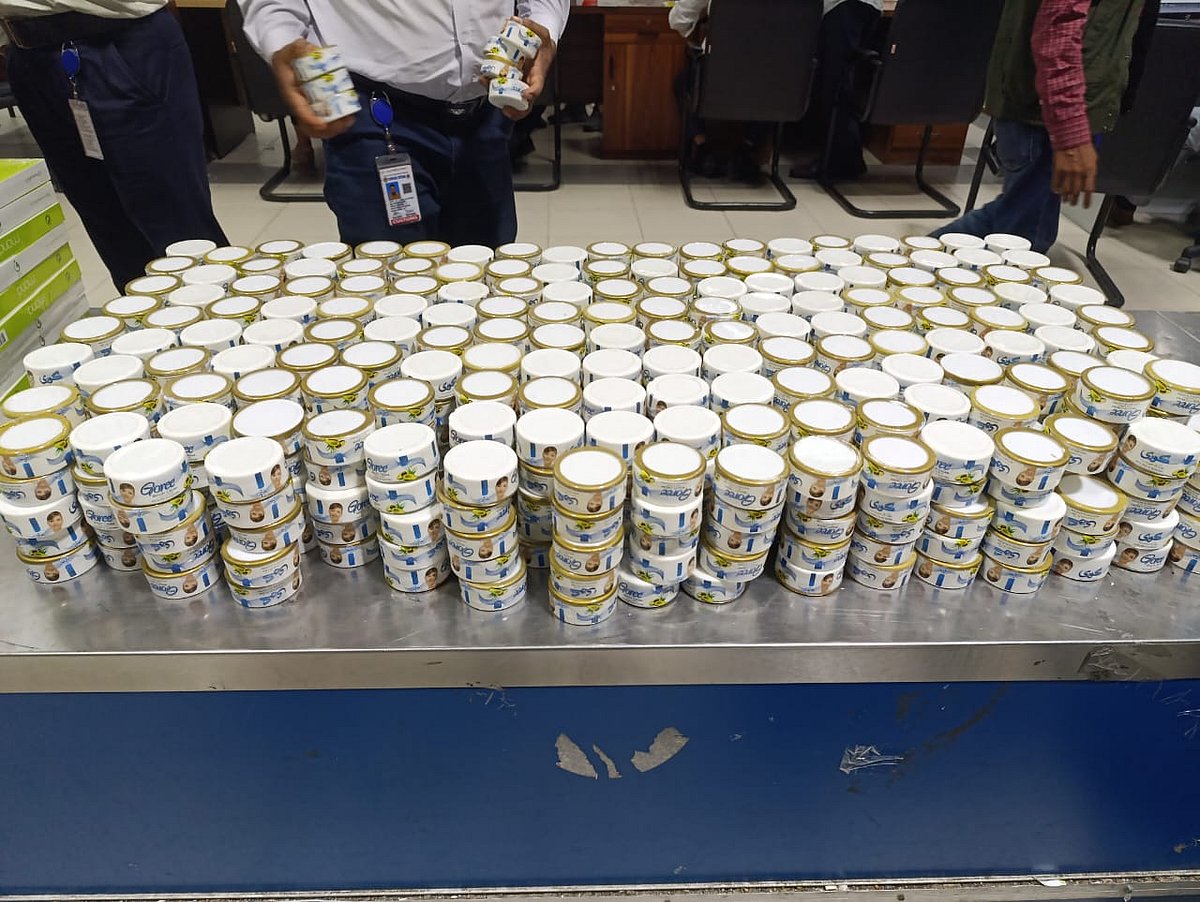 জব্দ হওয়া ক্রিম। গতকাল রাতে চট্টগ্রাম শাহ আমানত আন্তর্জাতিক বিমানবন্দরে