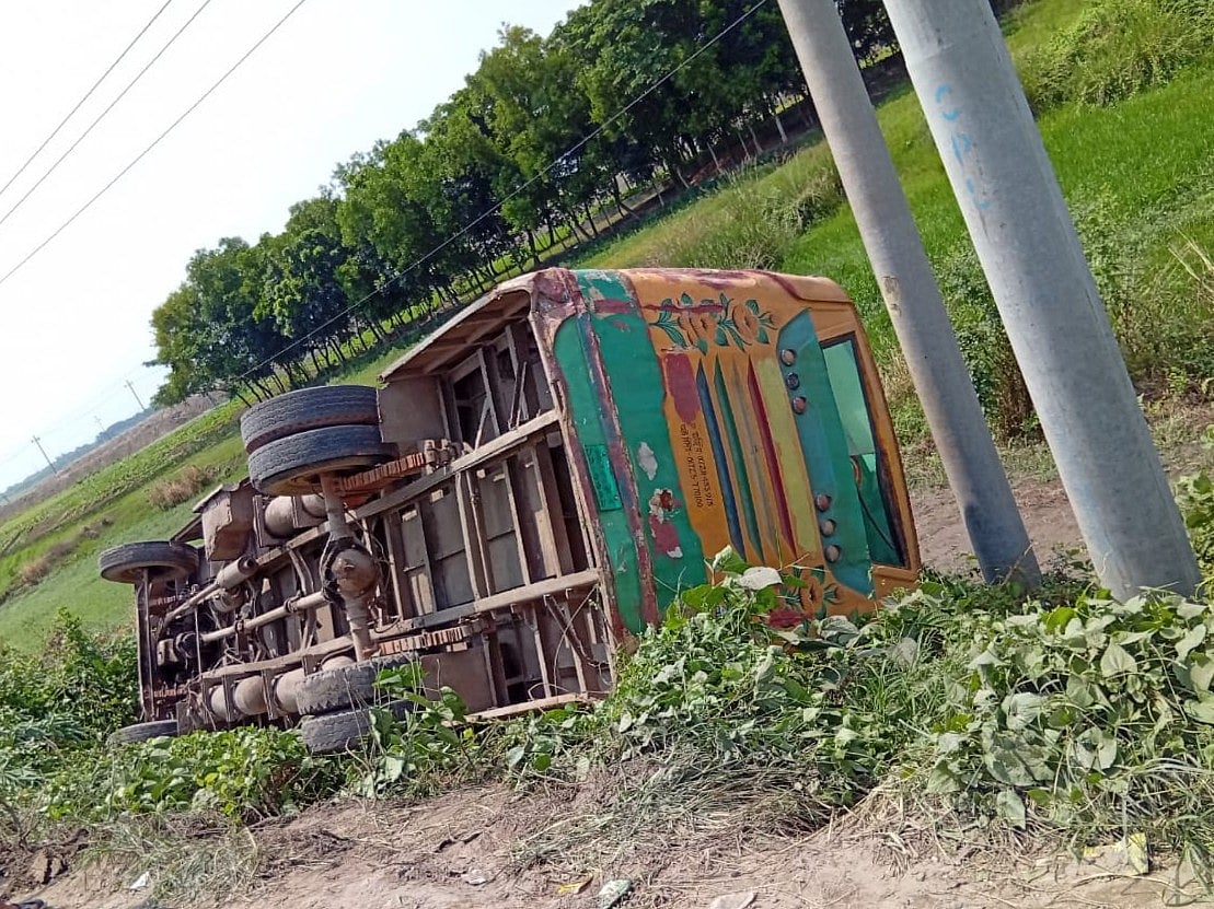 দুর্ঘটনাকবলিত বাস