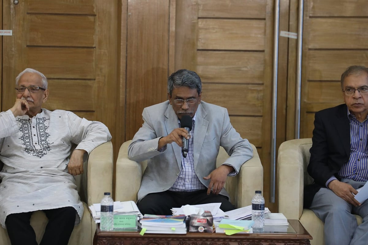 জাতীয় ঐকমত্য কমিশনের সহসভাপতি অধ্যাপক আলী রীয়াজ (মাঝে)। রাজনৈতিক দলগুলোর সঙ্গে জাতীয় ঐকমত্য কমিশনের দ্বিতীয় ধাপের ১৬তম দিনের আলোচনায়। ফরেন সার্ভিস একাডেমি, ঢাকা, ২১ জুলাই