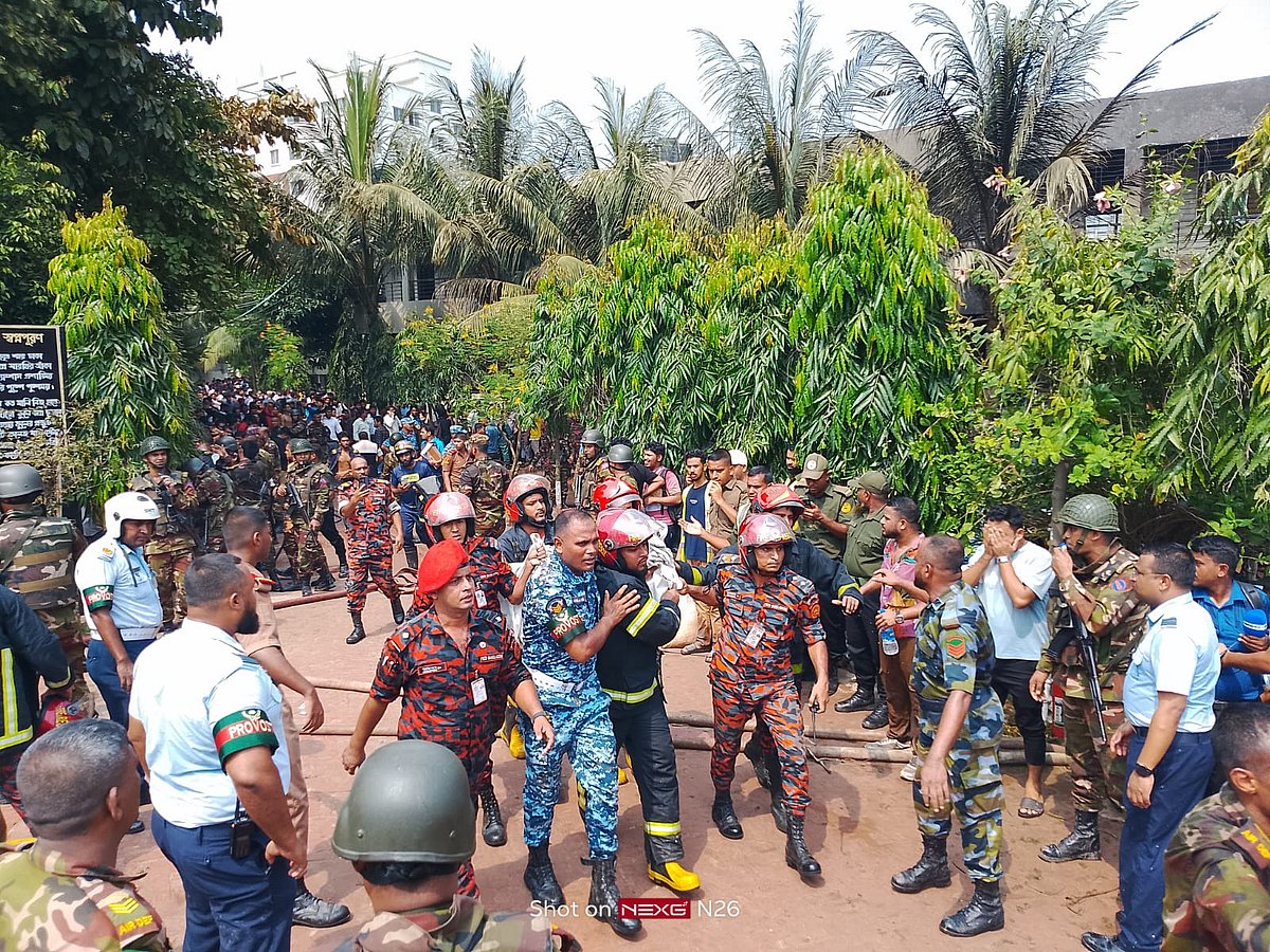 বিমানবাহিনীর প্রশিক্ষণ যুদ্ধবিমান বিধ্বস্তের ঘটনায় উদ্ধার অভিযানে কাজ করছেন ফায়ার সার্ভিসের কর্মীরা। ঢাকা, ২১ জুন