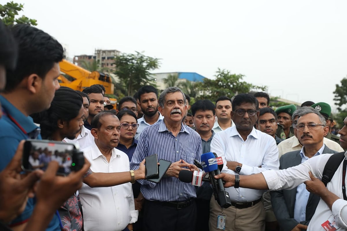 ঘটনাস্থল পরিদর্শন করে সাংবাদিকদের সঙ্গে কথা বলেন শিক্ষা উপদেষ্টা চৌধুরী রফিকুল আবরার