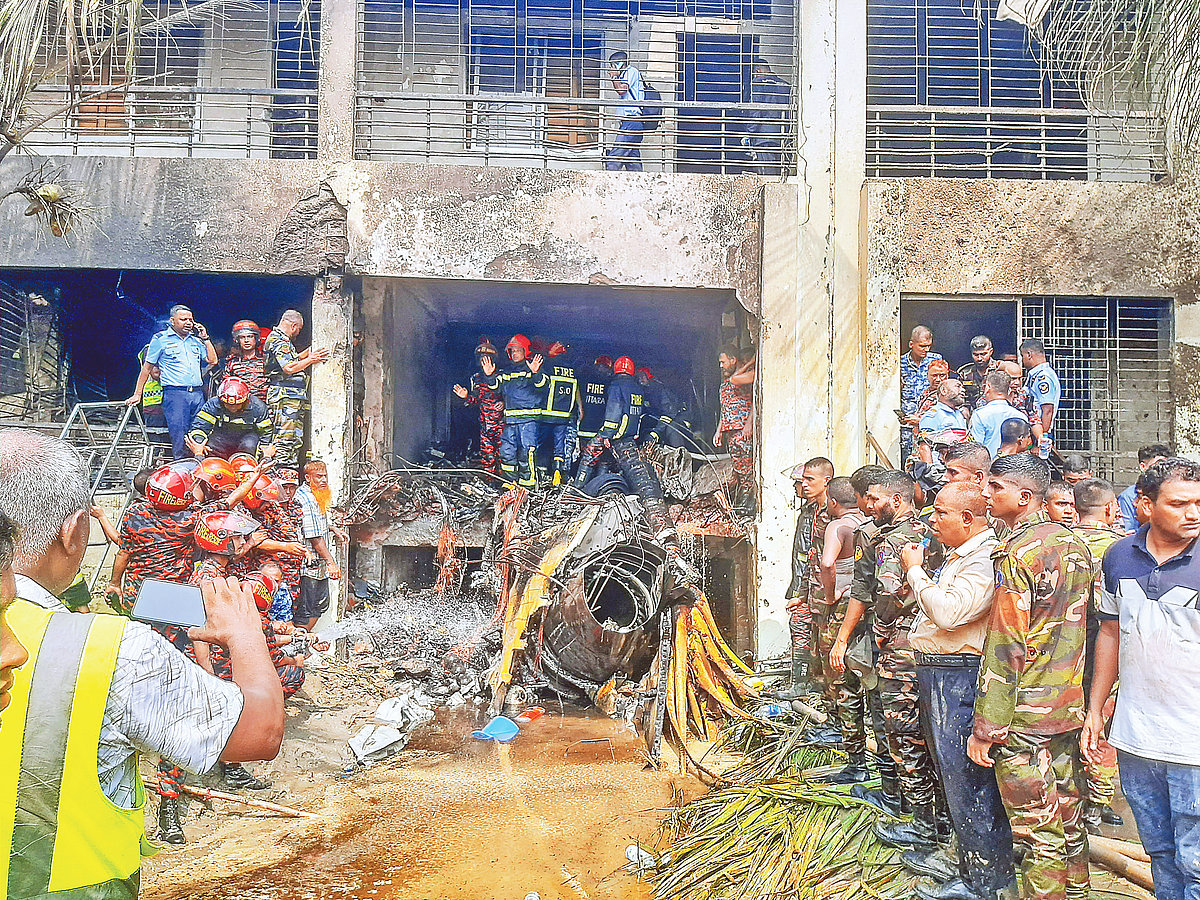 বিমানবাহিনীর একটি প্রশিক্ষণ যুদ্ধবিমান রাজধানীর উত্তরায় মাইলস্টোন স্কুল অ্যান্ড কলেজে বিধ্বস্ত হয়ে শ্রেণিকক্ষের ভেতরে ঢুকে পড়ে। গতকাল দুপুরে