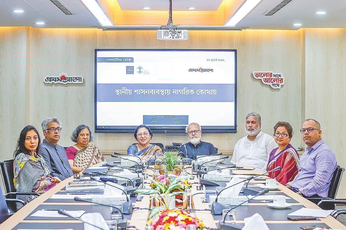 গোলটেবিল বৈঠকে (বাঁ থেকে) সৈয়দা সেলিনা আজিজ, আসিফ মোহাম্মদ শাহান, মাহীন সুলতান, শাহীন আনাম, তোফায়েল আহমেদ, সৈয়দ হাসিবউদ্দীন হোসেন, ইলিরা দেওয়ান ও নুরুল হুদা সাকিব। গতকাল ঢাকায় প্রথম আলো কার্যালয়ে