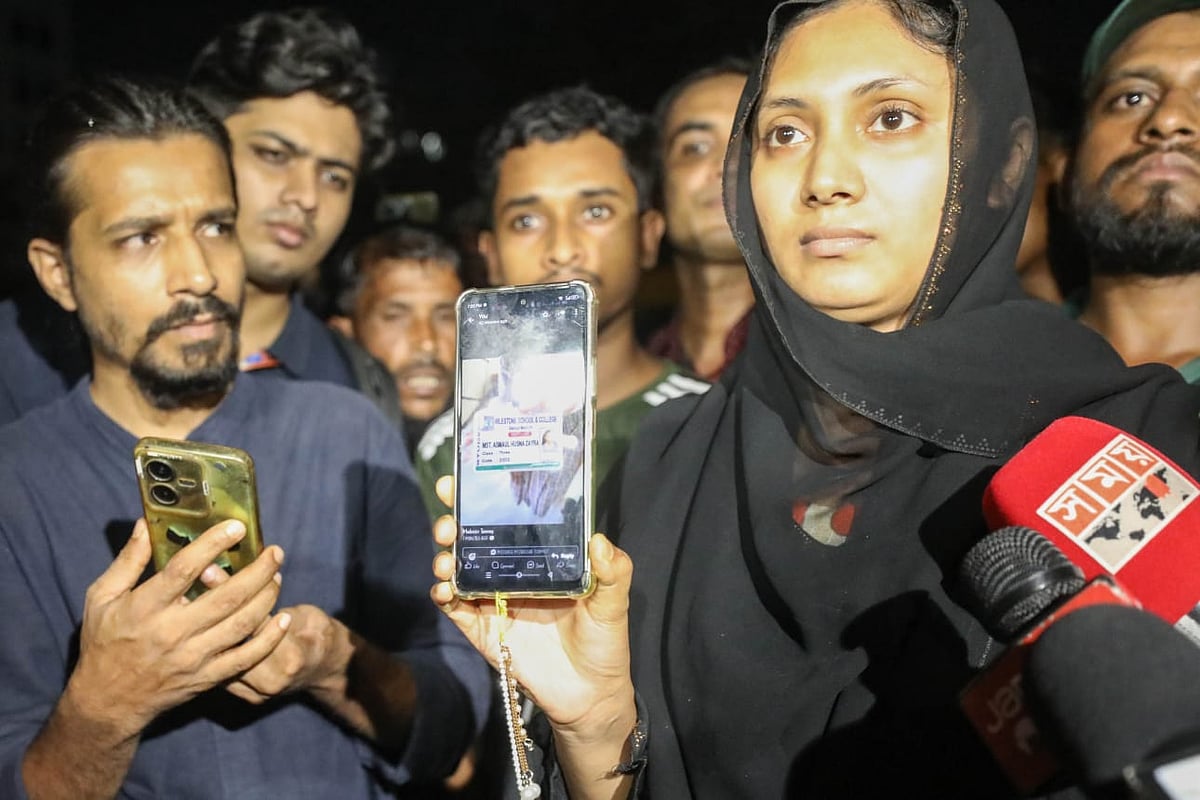 খালা লামিয়া আক্তারের খোঁজে মাইলস্টোন স্কুল অ্যান্ড কলেজে এসেছেন সাথী আক্তার। ঢাকা, ২১ জুন