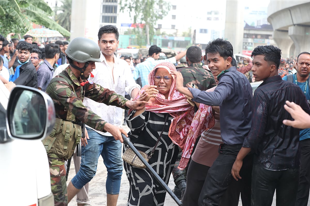 মাইলস্টোন স্কুলে সন্তানের খোঁজে অভিভাবকেরা