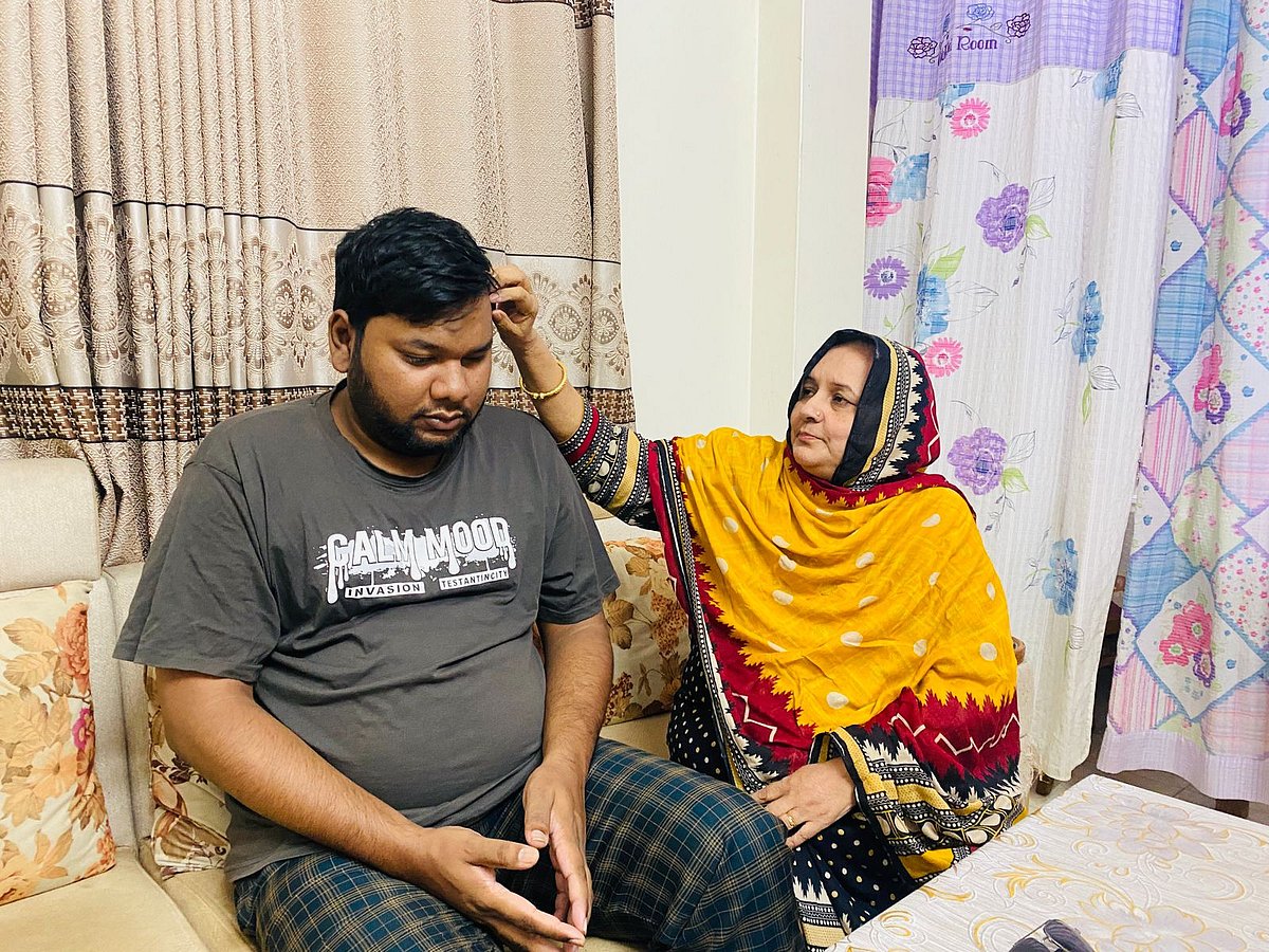 ছাত্র-জনতার আন্দোলনে গত বছরের ১৮ এপ্রিল পুলিশের ছররা গুলিতে দুই চোখ হারান মাহবুব আলম। পাশে মা হালিমা বেগম। গত শনিবার দুপুরে নারায়ণগঞ্জ শহরের মিশনপাড়া এলাকার বাসায়