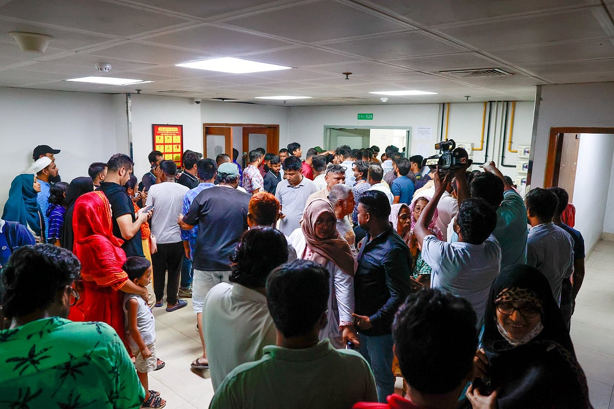 জাতীয় বার্ন ও প্লাস্টিক সার্জারি ইনস্টিটিউটে আহতদের স্বজনদের ভিড়