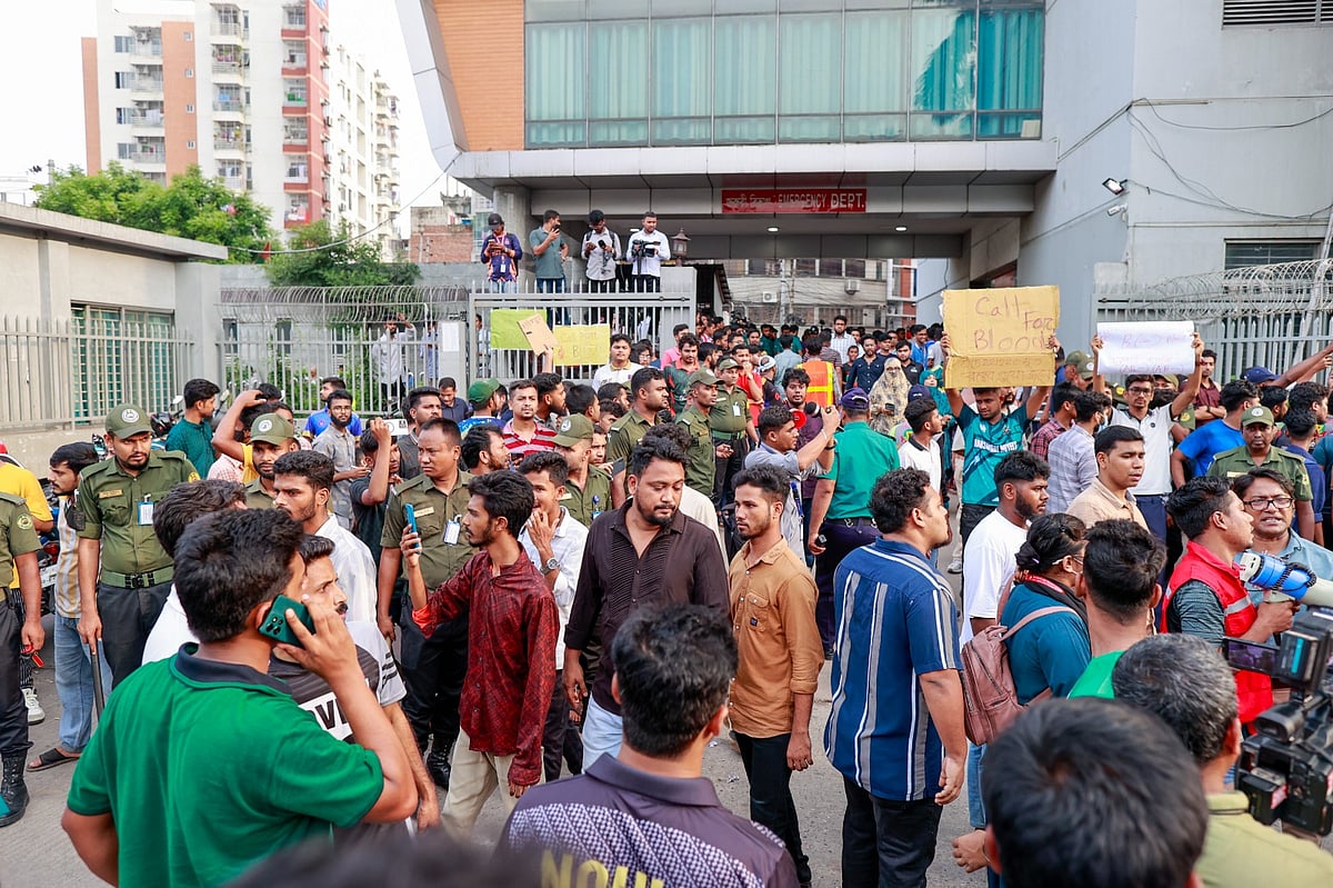 জাতীয় বার্ন ইনস্টিটিউটের সামনে মানুষের ভীড়