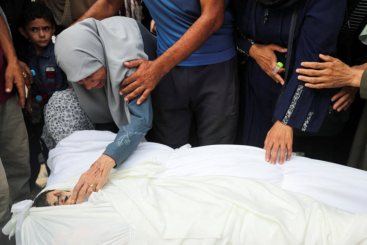 গাজার আল–শিফা হাসপাতালের মরদেহ ঘিরে স্বজনদের আহাজারি। ২১ জুলাই, গাজা সিটি