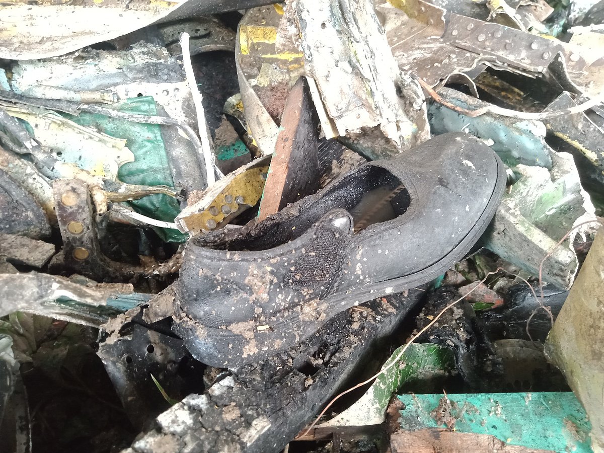 রাজধানীর মাইলস্টোন স্কুল অ্যান্ড কলেজ ভবনে বিমান বিধ্বস্ত হওয়ার পর ধ্বংসস্তূপের মধ্য পড়ে আছে এক শিক্ষার্থীর জুতা