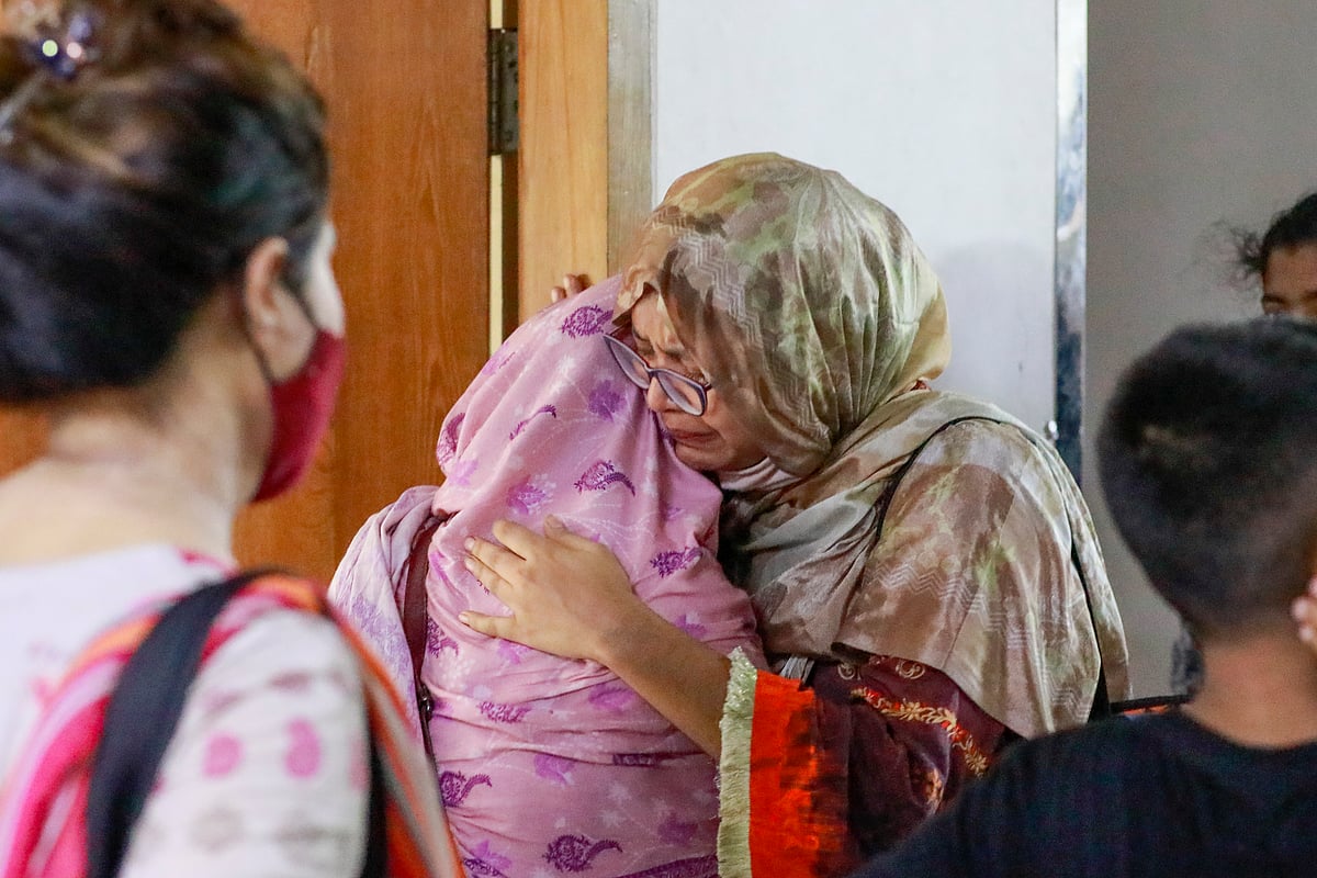 রাজধানীর উত্তরার মাইলস্টোন স্কুল অ্যান্ড কলেজের ভবনে বিমান বিধ্বস্ত হওয়ার ঘটনায় আহতদের আনা হয়েছে জাতীয় বার্ন অ্যান্ড প্লাস্টিক সার্জারি ইনস্টিটিউটে। সেখানে উপস্থিত হয়েছেন হতাহত শিশুশিক্ষার্থীদের স্বজনেরা। প্রিয় সন্তানের জন্য কান্না চেপে রাখতে পারছেন না অনেকে। দেখা যাচ্ছে এ রকম হৃদয়বিদারক ঘটনা