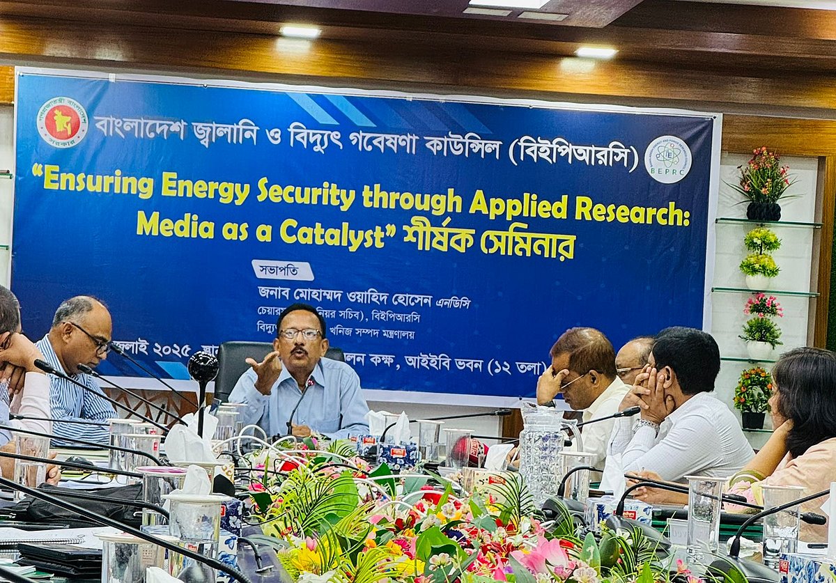 ‘গবেষণার মধ্য দিয়ে জ্বালানিনিরাপত্তা নিশ্চিত করা; গণমাধ্যমের সহায়ক ভূমিকা’ শীর্ষক সেমিনারে বক্তব্য দেন