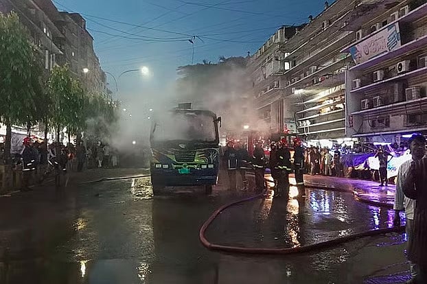 চট্টগ্রাম নগরের নিউমার্কেট মোড়ে বাসে আগুন