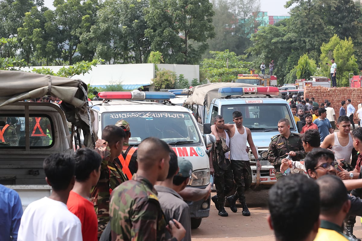 ঘটনাস্থলে অ্যাম্বুলেন্স। উদ্ধারকাজ চলছে