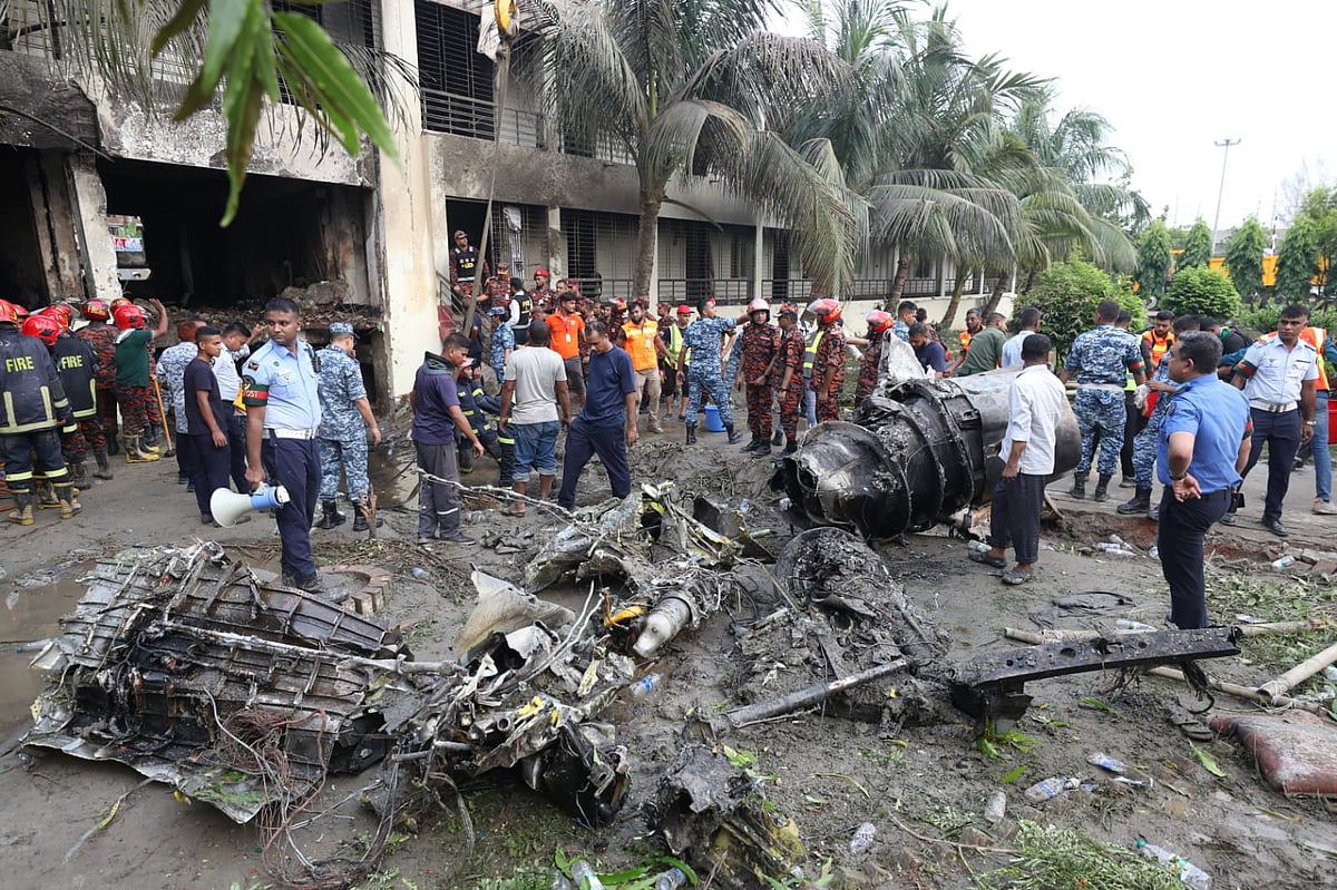 উত্তরায় মাইলস্টোন স্কুল অ্যান্ড কলেজ ভবনে বিমানবাহিনীর বিধ্বস্ত যুদ্ধবিমান। গতকাল সোমবারের ছবি