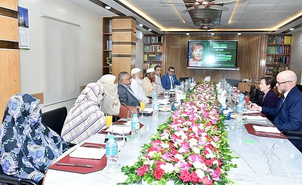 জামায়াতে ইসলামীর নেতাদের সঙ্গে বৈঠকে ঢাকায় নিযুক্ত যুক্তরাষ্ট্রের ভারপ্রাপ্ত রাষ্ট্রদূত ট্রেসি অ্যান জ্যাকবসন। আজ সোমবার দুপুরে রাজধানীর মগবাজারে জামায়াতের কেন্দ্রীয় কার্যালয়ে