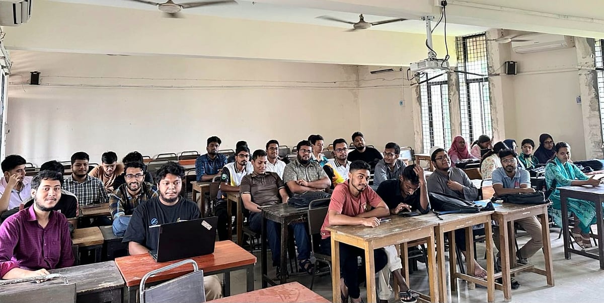 কুয়েটে দ্বিতীয় দিনের শ্রেণিকক্ষে উপস্থিত হন ২১-২২ ব্যাচের শিক্ষার্থীরা। আজ সকালে তোলা