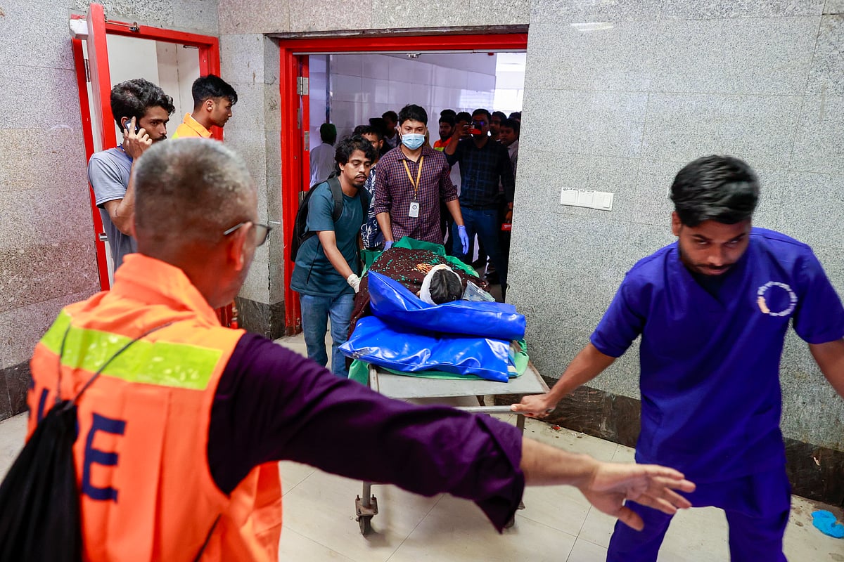 রাজধানীর উত্তরার মাইলস্টোন স্কুল অ্যান্ড কলেজের ভবনে বিমান বিধ্বস্ত হওয়ার ঘটনায় আহতদের জাতীয় বার্ন অ্যান্ড প্লাস্টিক সার্জারি ইনস্টিটিউটে আনা হয়। সোমবার রাতের চিত্র