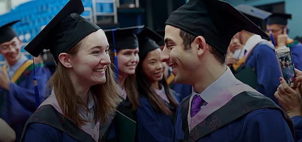 সিংহুয়া বিশ্ববিদ্যালয়ে সায়েন্স, ইঞ্জিনিয়ারিং, আর্টস, লিটারেচার, সোশ্যাল সায়েন্স ও মেডিসিনের জন্য আন্তর্জাতিক শিক্ষার্থীরা পড়তে আসেন