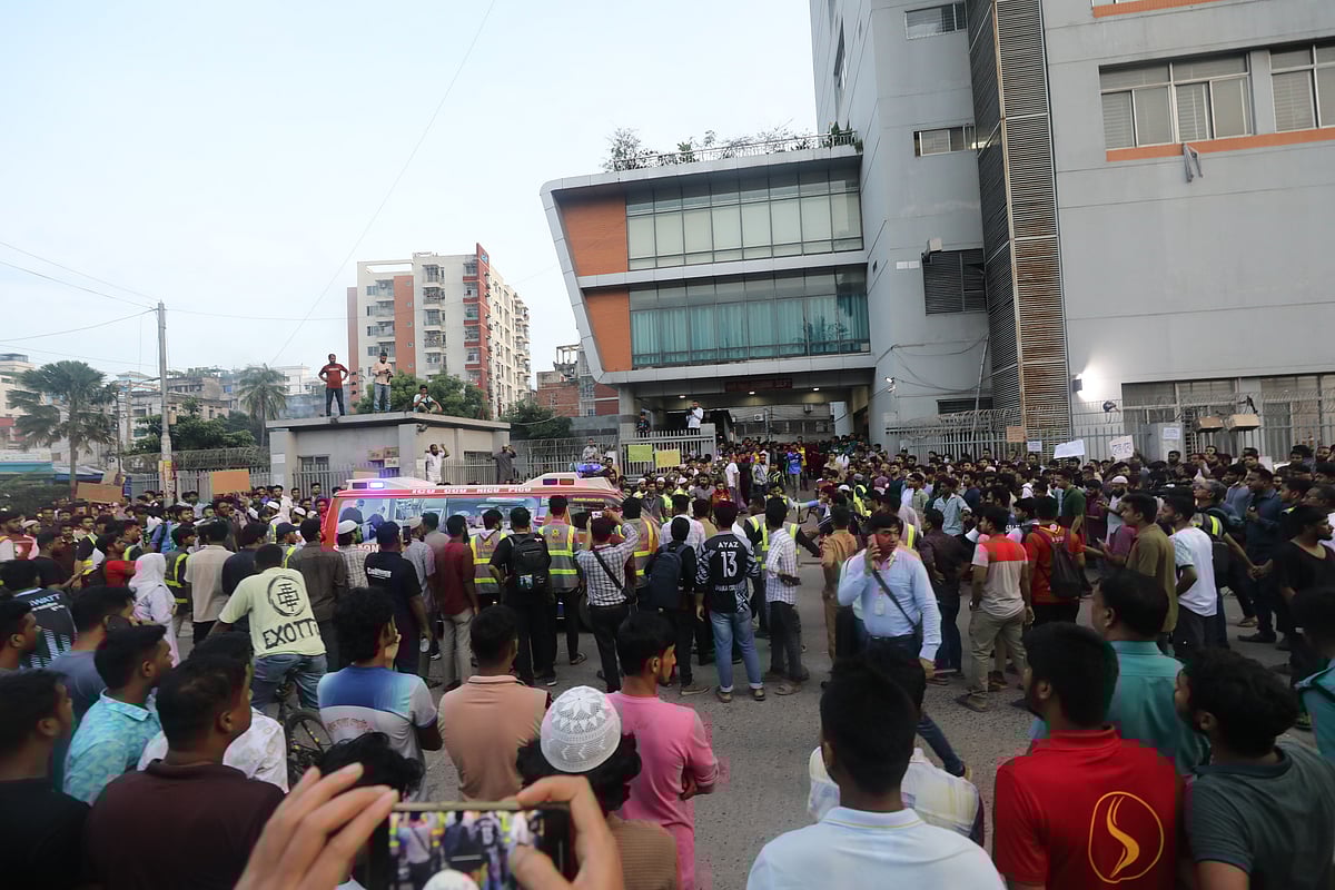 জাতীয় বার্ন ও প্লাস্টিক সার্জারি ইনস্টিটিউটের বাইরে মানুষের ভিড়