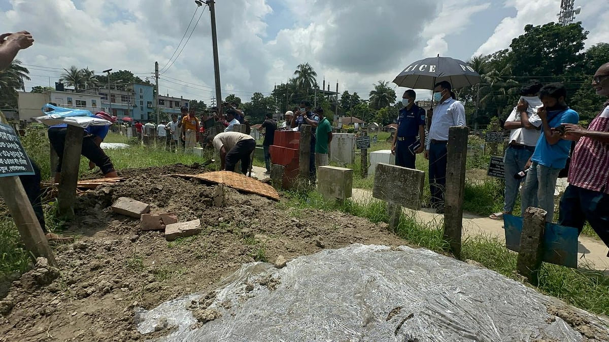 গোপালগঞ্জ গেটপাড়া পৌর কবরস্থান থেকে দুজনের লাশ তোলা হয়েছে। আজ সোমবার দুপুরে