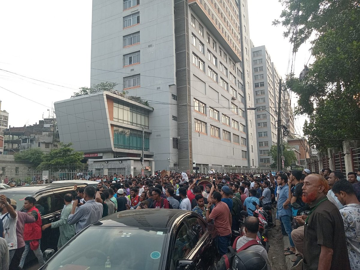 জাতীয় বার্ন ও প্লাস্টিক সার্জারি ইনস্টিটিউটের সামনে দগ্ধদের স্বজন ও উৎসুক জনতার ভিড়। পরিস্থিতি সামাল দিতে আইনশৃঙ্খলা রক্ষাকারী বাহিনীর অতিরিক্ত সদস্য মোতায়েন করা হয়েছে। ঢাকা, ২১ জুন