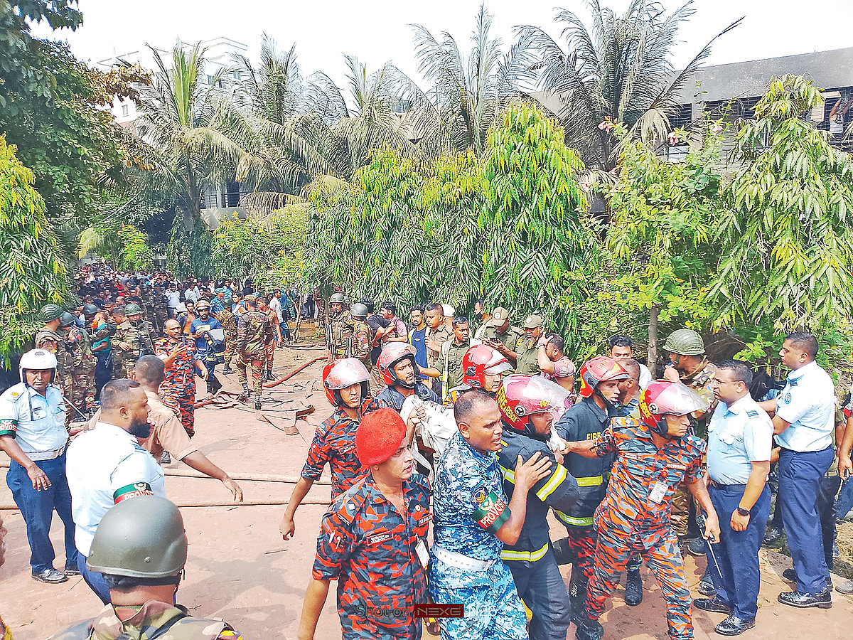 ঘটনাস্থল থেকে একজনের মরদেহ নিয়ে যাচ্ছে উদ্ধারকারী দল