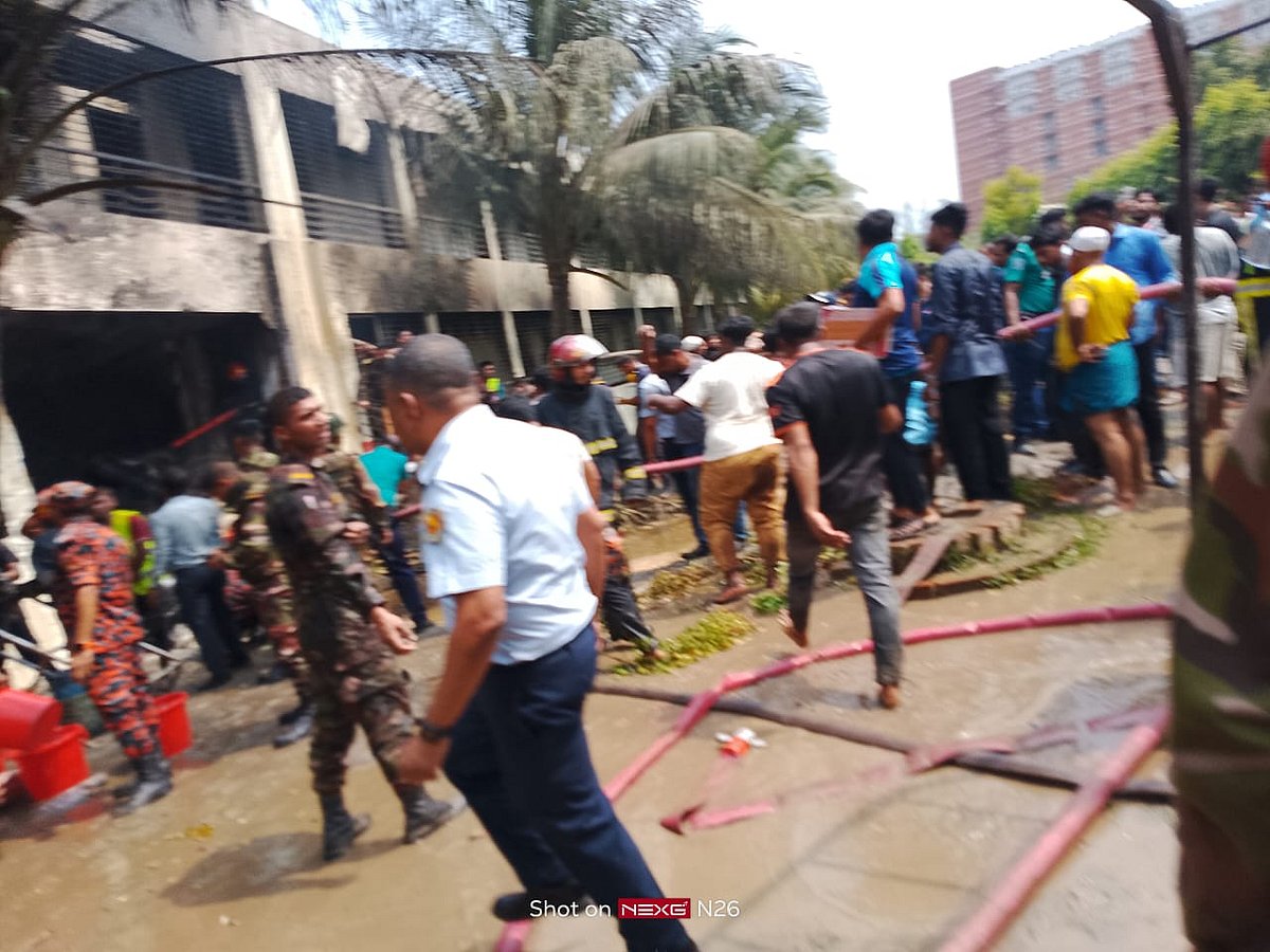 বিমান বিধ্বস্ত হওয়ার স্থানে উদ্ধারকাজ চলছে