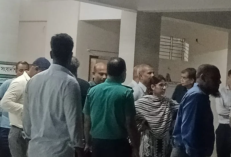 আজ সন্ধ্যা সাড়ে ৭টার দিকে মাইলস্টোন স্কুল অ্যান্ড কলেজের একাডেমিক ভবন থেকে নিচে নেমে আসেন আইন উপদেষ্টা আসিফ নজরুল ও শিক্ষা উপদেষ্টা সি আর আবরার এবং প্রধান উপদেষ্টার প্রেস উইংয়ের সদস্যরা
