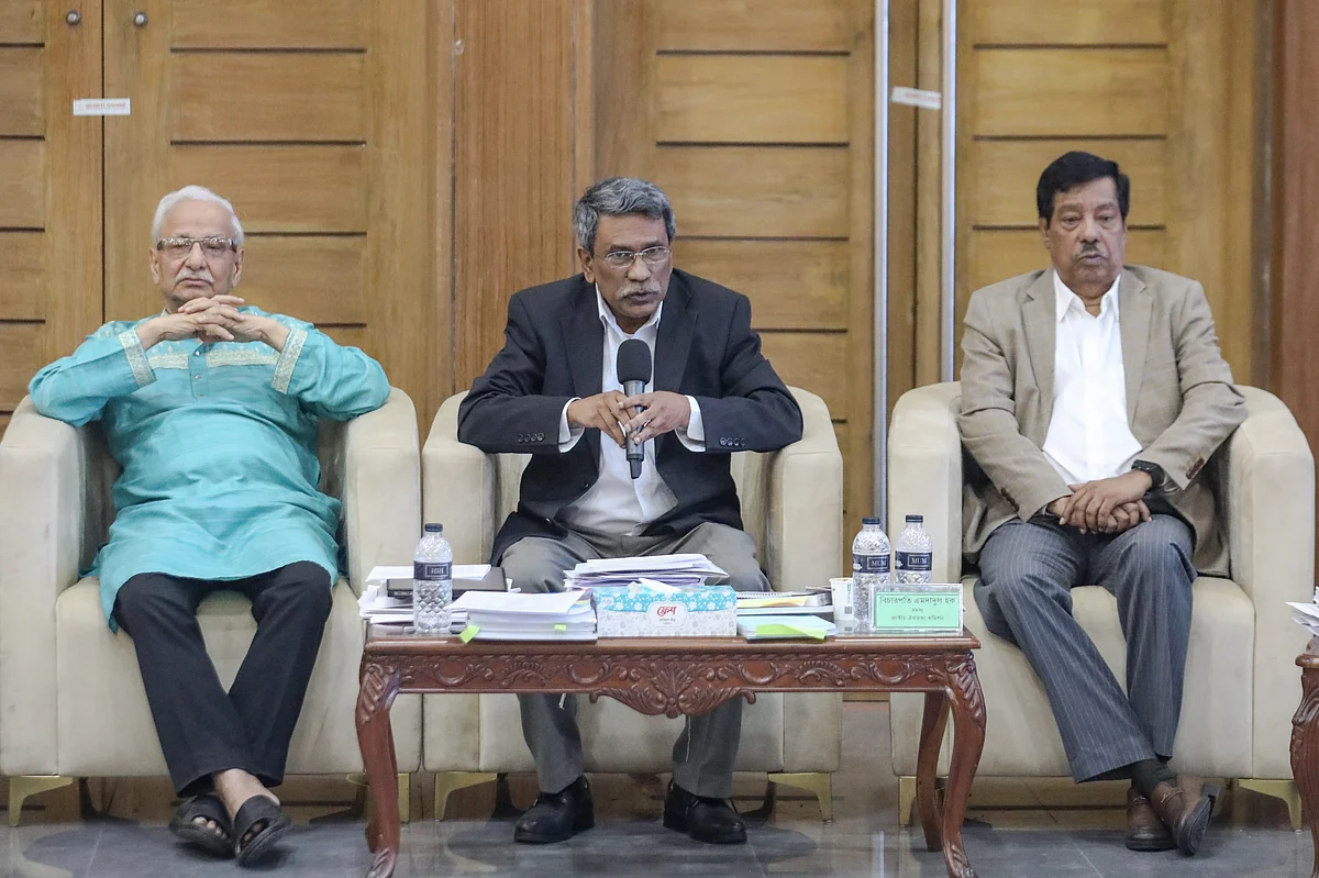 রাজনৈতিক দলগুলোর সঙ্গে জাতীয় ঐকমত্য কমিশনের সংলাপের ১৭তম দিনের আলোচনা শেষে সাংবাদিকদের ব্রিফ করেন কমিশনের সহসভাপতি অধ্যাপক আলী রীয়াজ। মঙ্গলবার ফরেন সার্ভিস একাডেমিতে 