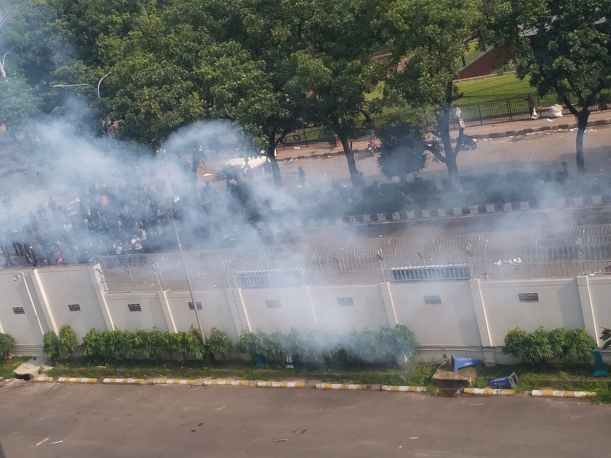 আজ মঙ্গলবার বিকেল ৪টা ১০ মিনিটের দিকে সচিবালয়ের সামনে এ ঘটনা ঘটে।