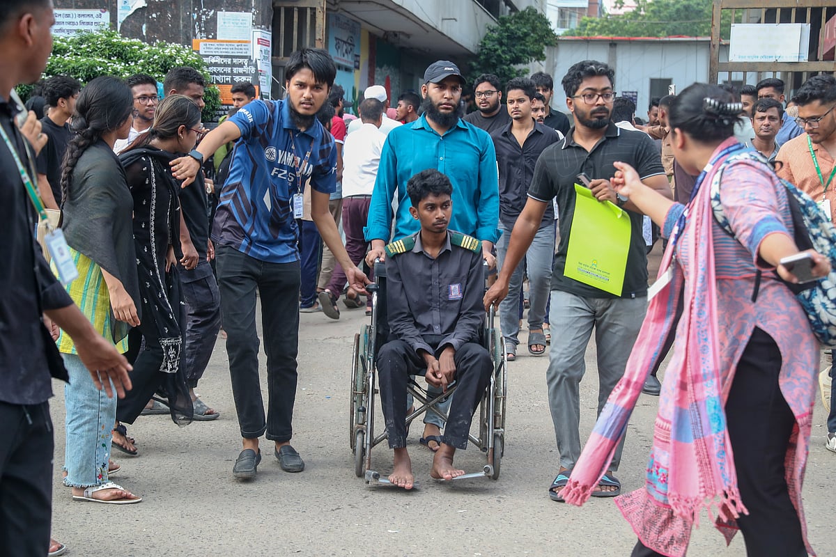 মাইলস্টোন স্কুল অ্যান্ড কলেজে দুর্ঘটনার পর এক কিশোরকে বের করে হাসপাতালে নেওয়া হচ্ছে