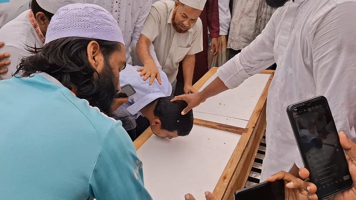 দাফনের আগে মেয়ে মেহেনাজের কফিনে চুমু খাচ্ছেন বাবা দেলোয়ার হোসাইন। আজ সকালে উপজেলার হতেয়া কেরানিপাড়া গ্রামে