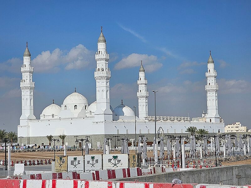 ‘মসজিদে কোবা’র বর্তমান ছবি ; যে–মসজিদের কাছাকাছি ‘মসজিদে যিরার’ নির্মাণ করা হয়েছিল