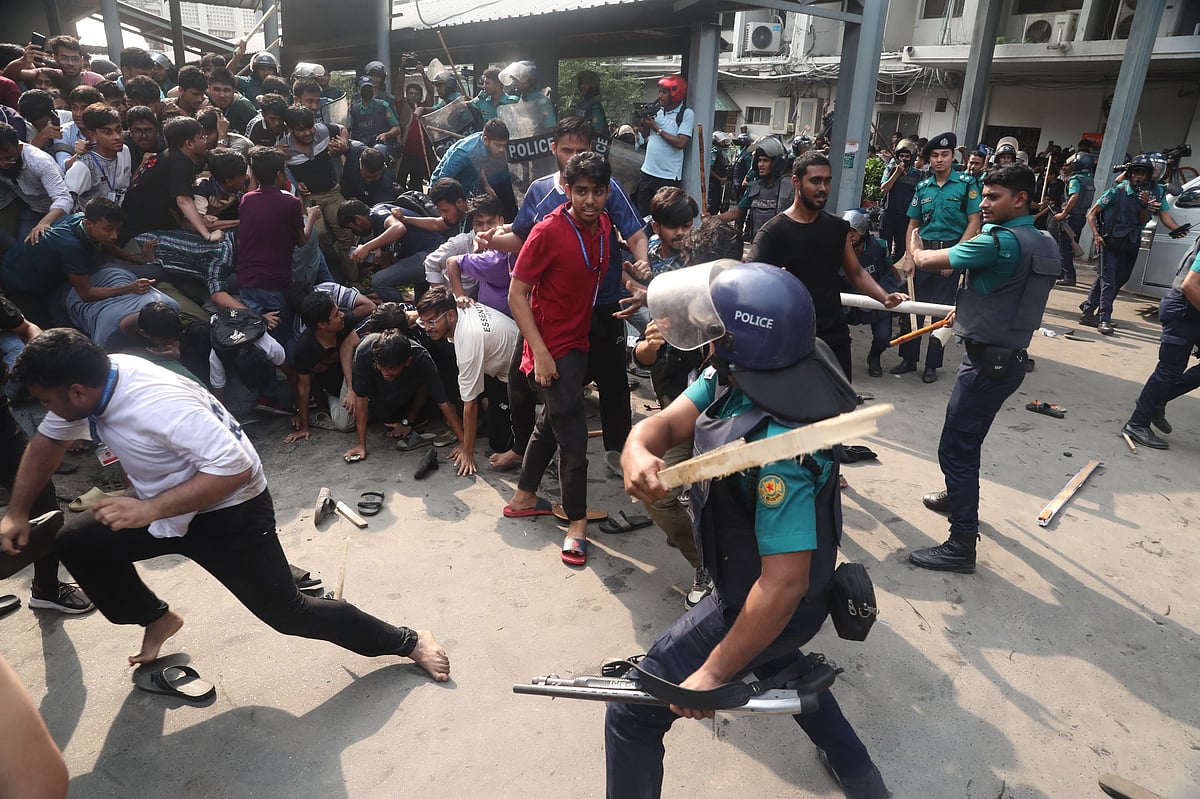 সচিবালয়ে বিক্ষোভকারী শিক্ষার্থীদের লাঠিপেটা করেছে পুলিশ। আজ মঙ্গলবার বিকেলে