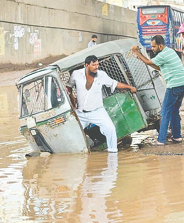 উত্তরা হাউস বিল্ডিং থেকে আবদুল্লাহপুরের দিকে যাওয়ার পথে অটোরিকশাটি গর্তে কাত হয়ে যায়। গত শুক্রবার দুপুরে