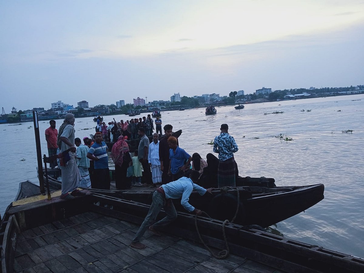 ‘এই রূপসা ঘাটে একসময় ফেরি চলত। ২০০৫ সালে রূপসা নদীতে খানজাহান আলী সেতু চালু হওয়ার পর বন্ধ করে দেওয়া হয় এই ফেরি।’