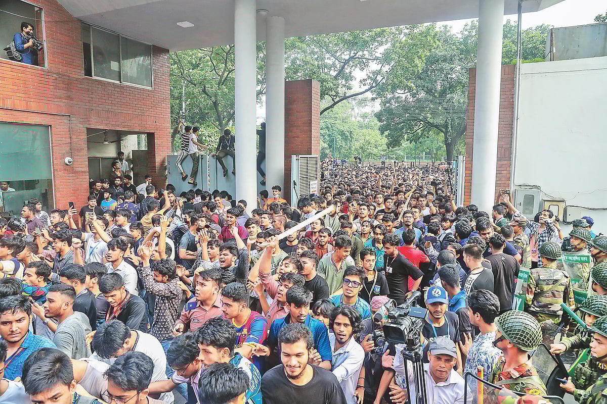 গভীর রাতে পরীক্ষা স্থগিত করার সিদ্ধান্তের ফলে সচিবালয়ে ঢুকে বিক্ষোভ ও ভাঙচুরের ঘটনা ঘটে।