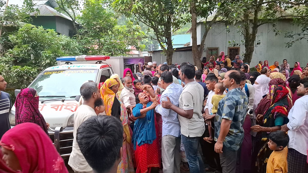 টাঙ্গাইলের সখীপুরের হতেয়া কেরানীপাড়া গ্রামে নিহত মেহেনাজ আক্তারের বাড়িতে স্বজনদের আহাজারি। আজ মঙ্গলবার সকালে