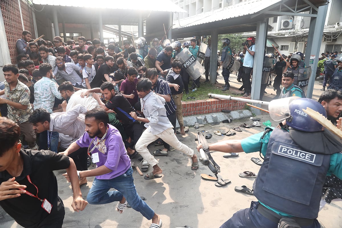 সচিবালয়ে বিক্ষোভকারী শিক্ষার্থীদের লাঠিপেটা করেছে পুলিশ। আজ মঙ্গলবার বিকেলে