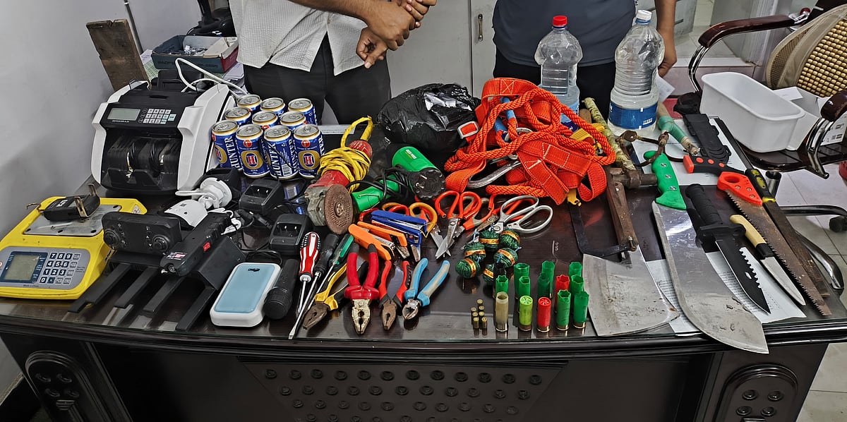 উদ্ধার হওয়া দেশীয় অস্ত্র, গুলিসহ অন্যান্য সরঞ্জাম