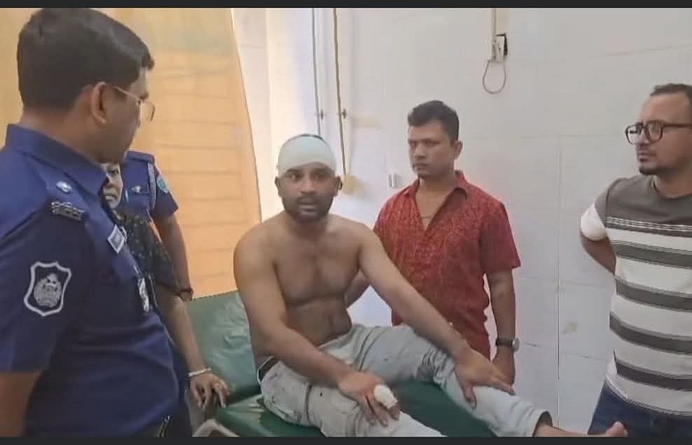 সুনামগঞ্জে হামলায় আহত চিকিৎসক গোলাম রব্বানী। মঙ্গলবার বিকেলে সদর হাসপাতালে তোলা