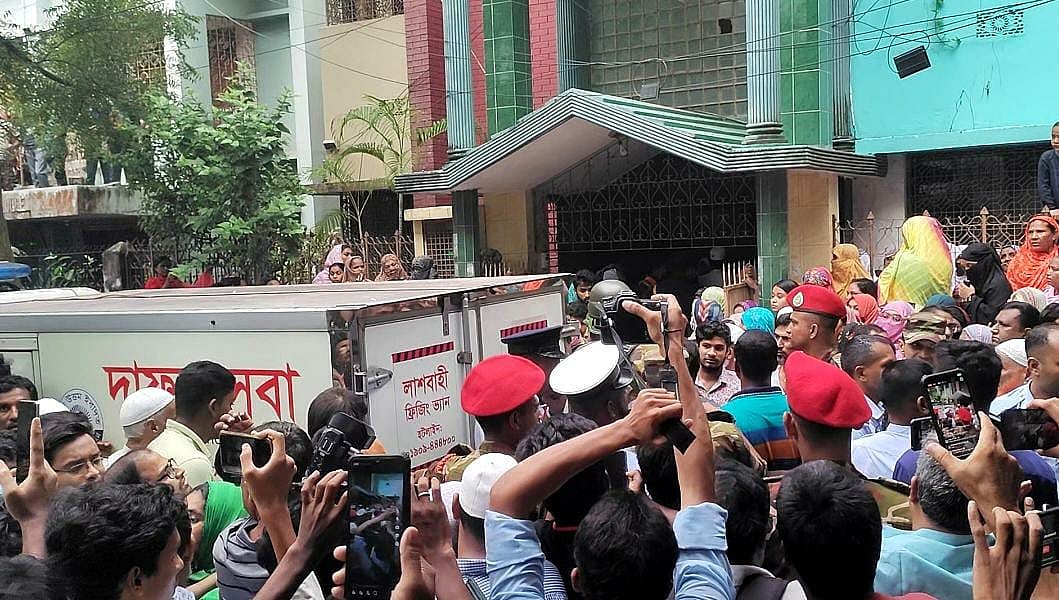 রাজশাহী নগরের উপশহর এলাকায় ভাড়া বাসায় নেওয়া হচ্ছে নিহত পাইলট তৌকির ইসলামের মরদেহ। আজ মঙ্গলবার বেলা সাড়ে তিনটায় উপশহরের তিন নম্বর সেক্টরে