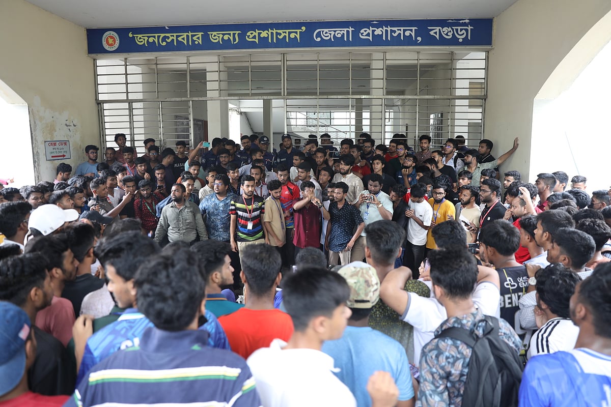 শিক্ষা উপদেষ্টার পদত্যাগের দাবিতে বগুড়ায় জেলা প্রশাসক কার্যালয়ে শিক্ষার্থীরা বিক্ষোভ করেন। মঙ্গলবার দুপুরে জেলা প্রশাসক কার্যালয়ে